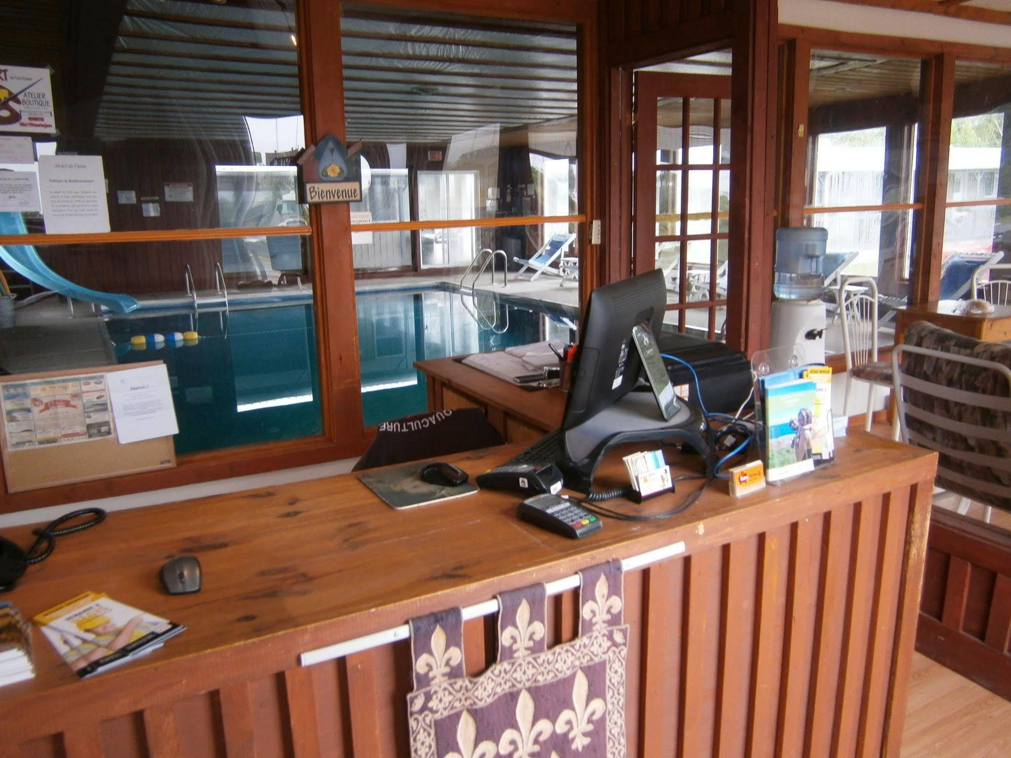 Motel De L'Anse Port-Daniel Eksteriør billede